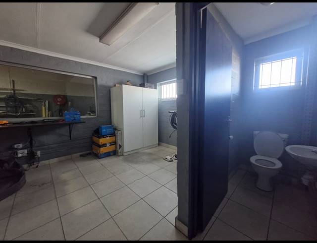 310M² WAREHOUSE TO LET IN OKAVANGO PARK